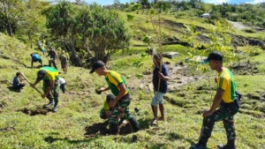 Yonarmed 12 Kostrad Hijaukan Perbatasan, Bersihkan Mata Air dan Tanam Pohon