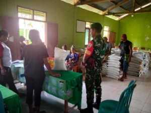 Babinsa Mekendetung Sigap Dampingi Penyaluran Bantuan Pangan untuk Warga