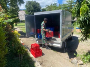 Peran Aktif Babinsa dalam Distribusi Makanan Sehat di Alor Timur Laut