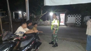 Koramil Moyo Hilir Hadir di Tengah Masyarakat Melalui Patroli Malam