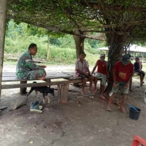 Babinsa Koramil 04/Tabundung Ajak Warga Siapkan Lahan Hadapi Musim Kemarau