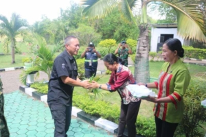 Dandim Kupang Jemput Pangdam IX/Udayana Transit Usai Kunker