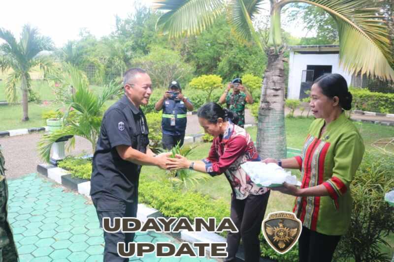 Dandim Kupang Jemput Pangdam IX/Udayana Transit Usai Kunker