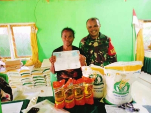 Babinsa Umagera Dampingi Penyaluran Bansos Pangan dari Bulog