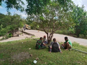 Cegah Kejahatan, Babinsa Miobar Himbau Warga Desa Oeolo