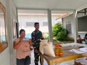 Babinsa Koramil 1603-04/Kewapante Dampingi Penyaluran Bantuan Ketahanan Pangan untuk 197 KK di Desa Namangkewa