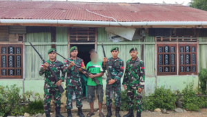 Kesiapsiagaan Satgas Pamtas Yonarhanud 2 Kostrad dengan Menerima Penyerahan 3 Pucuk Senjata Api