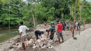 Bahu Membahu, Personel Kodim 1601/Sumba Timur dan Warga Kerjakan Pondasi Tiang Jembatan Garuda