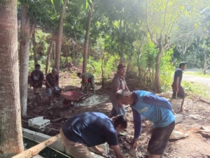 Babinsa Pahunga Lodu Pimpin Gotong Royong Pembuatan Saluran Irigasi di Desa Wulla