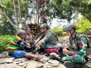 ‎Menyusuri Honai Demi Harapan, Satgas Yonif 743/PSY Hadirkan Pengobatan Gratis untuk Masyarakat Kampung Ginnik* ‎ ‎*Dari Honai ke Honai, Kepedulian Satgas Yonif 743/PSY Mengobati dan Menguatkan Harapan Masyarakat Papua* ‎ ‎*Menjangkau yang Terpencil, Satgas Yonif 743/PSY Hadir Membawa Layanan Kesehatan ke Kampung Ginnik* ‎ ‎*Saat Akses Terbatas, Satgas Yonif 743/PSY Menjadi Jembatan Kesehatan bagi Masyarakat Pedalaman Papua* ‎ ‎*Dari Pelosok Papua untuk Harapan, Satgas Yonif 743/PSY Obati Masyarakat Di Kampung Yalinggua* ‎ ‎Langkah kaki para prajurit Satgas Yonif 743/PSY Pos Merah Putih menyusuri honai demi honai di Kampung Ginnik, Distrik Mulia, Kab. Puncak Jaya, Papua, Jumat (24/04/26), menjadi gambaran nyata kepedulian terhadap sesama. ‎ ‎Melalui kegiatan pengobatan gratis, masyarakat mendapatkan layanan pemeriksaan kesehatan serta obat-obatan secara langsung di tempat tinggal mereka. Kehadiran Satgas Yonif 743/PSY menjadi jawaban atas keterbatasan akses layanan kesehatan di wilayah tersebut. ‎ ‎Danpos Merah Putih Letda Inf Danuja mengatakan bahwa kegiatan ini adalah bentuk tanggung jawab moral Satgas Yonif 743/PSY dalam membantu masyarakat, serta berharap dapat memberikan dampak positif bagi kesehatan masyarakat. ‎ ‎Mama Misera Enumbi mengungkapkan rasa terima kasih atas bantuan kesehatan yang diberikan dan berharap kegiatan seperti ini terus dilakukan untuk membantu masyarakat yang membutuhkan.