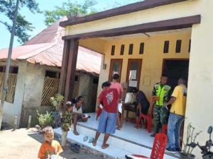 Babinsa Larantuka Kawal Penyaluran Bantuan Beras dan Minyak di Tanjung Bunga