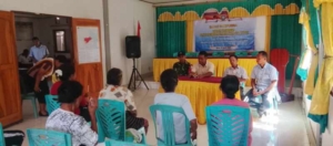 Babinsa Dampingi Penyaluran BLT Dana Desa di Boru, Warga Terima Bantuan Tunai
