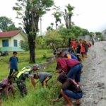Babinsa Koramil 1618-02/Miobar Ikut Gotong Royong Bersama Siswa SMPS Desa Eban