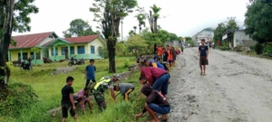 Babinsa Koramil 1618-02/Miobar Ikut Gotong Royong Bersama Siswa SMPS Desa Eban