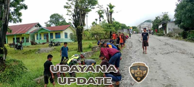 Babinsa Koramil 1618-02/Miobar Ikut Gotong Royong Bersama Siswa SMPS Desa Eban