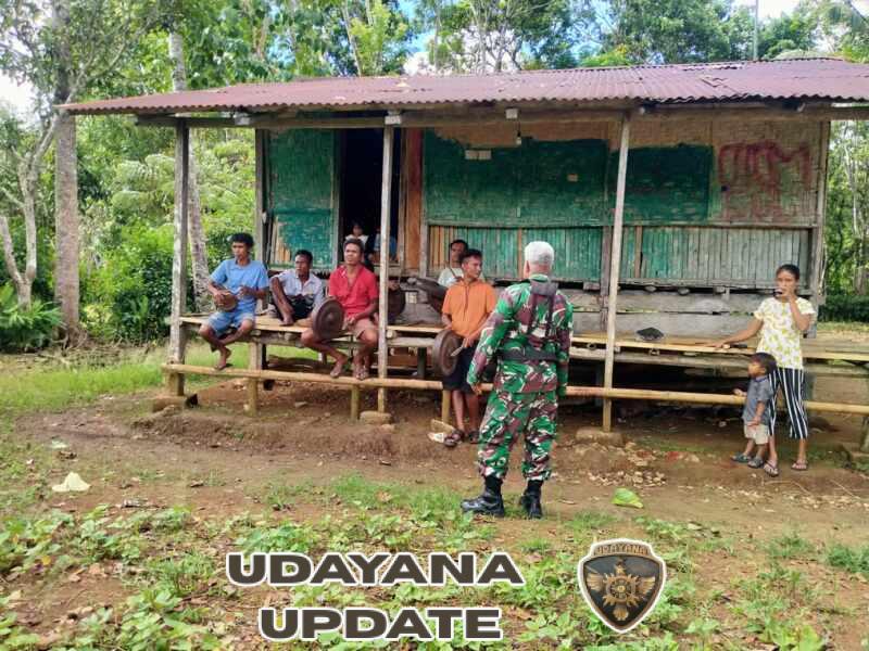 Jaga Kamtibmas, Babinsa Koramil 01/Loli Komsos Bersama Warga Desa Ubu Raya