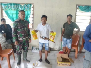 Babinsa Koramil 02/Walakaka Dampingi Penyaluran Bantuan Beras dan Minyak Goreng di Harona Kalla