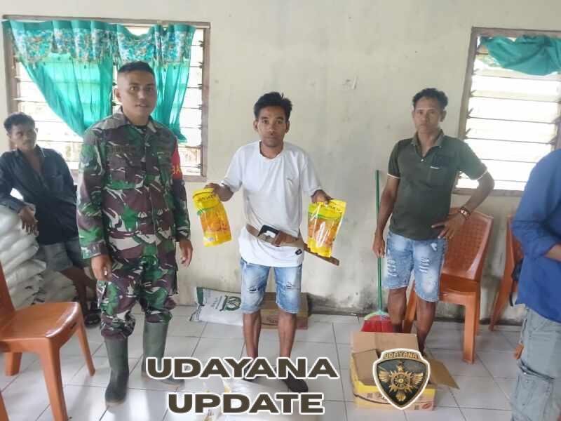 Babinsa Koramil 02/Walakaka Dampingi Penyaluran Bantuan Beras dan Minyak Goreng di Harona Kalla
