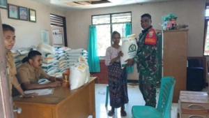 Babinsa Teka Iku Kawal Penyaluran Bantuan Pangan Bulog, 223 KK Terima Beras dan Minyak