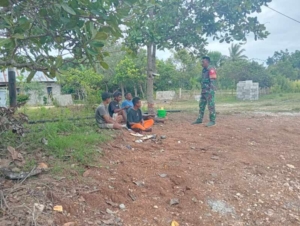 Usai Kerja KDKMP, Babinsa Nansean Ingatkan Warga Hati-hati Dalam Bekerja