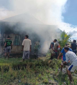 Babinsa Koramil 1630-01/Komodo Bantu Padamkan Kebakaran Rumah Warga di Golo Sepang