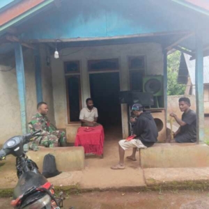 Babinsa TNI Perkuat Komsos dengan Warga di Fuisama