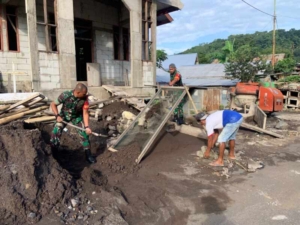 Babinsa Tanjung Bunga Gotong Royong Bersama Warga Cor Lantai Gereja di Boru
