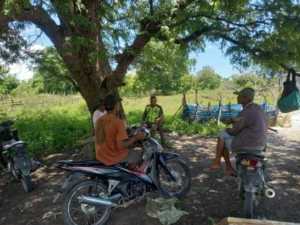 Cegah Kejahatan, Babinsa Himbau Warga Desa Ponu