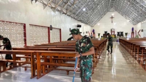 Sambut Jumat Agung, Satgas Pamtas Yonarhanud 2 Kostrad Karya Bakti Bersama Bersihkan Gereja Aplal