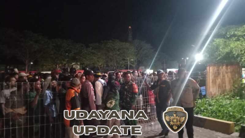 Babinsa Koramil 1624-03/Lembata Amankan Kedatangan KM Tidar di Pelabuhan Lewoleba