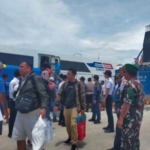 Sertu Delfi Amalo Laksanakan Pemantauan Arus Kapal Penumpang di Pelabuhan Ba’a