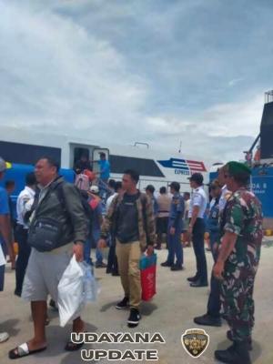 Sertu Delfi Amalo Laksanakan Pemantauan Arus Kapal Penumpang di Pelabuhan Ba’a