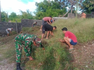 Babinsa Nunhila Bersama Warga Bersihkan Halaman Gereja Galilea