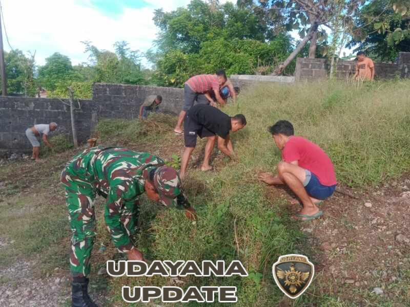 Babinsa Nunhila Bersama Warga Bersihkan Halaman Gereja Galilea