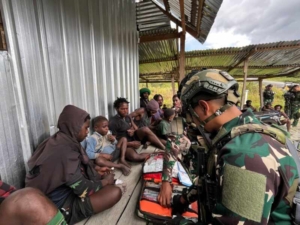 ‎Hadir Dengan Kepedulian Satgas Yonif 743/PSY Salurkan Sembako Bagi Masyarakat Di Kampung Tinolok Dan Tirineri