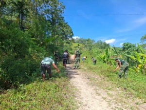Satgas TMMD Ke-128 Bersihkan Jalan Desa Umbu Wangu Sepanjang 1,5 Km