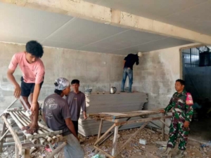 Babinsa Dasan Anyar Awasi Progres Pemasangan Plafon Koperasi Merah Putih di Sumbawa Barat