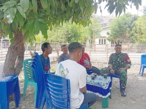 Ciptakan Hunian Sehat, Babinsa Insut Gelar Komsos Edukatif di Desa Humusu Sainiup