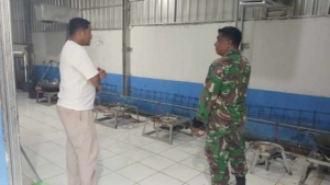 Babinsa Watuliwung Pantau Kebersihan Dapur Program MBG