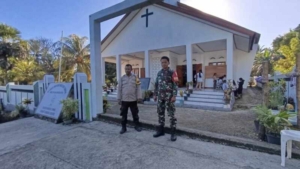Babinsa Oenoni Amankan Kebaktian Minggu Paskah Jemaat