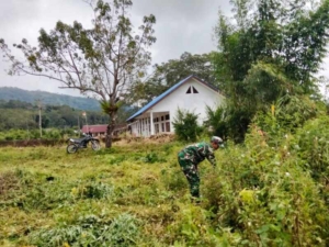 Babinsa Malaipea Aktif Laksanakan Komsos dan Bantu Warga di Kebu