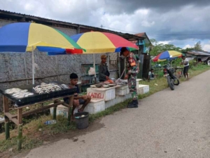 Babinsa Koramil 01/Lewa Pantau Harga Sembako Demi Stabilitas di Pasar Lewa