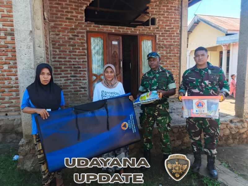 Babinsa Koramil 1624/Adonara Sigap Bantu Penyaluran Bantuan BPBD Pasca Gempa Adonara
