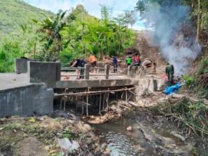 Akses Vital Segera Terwujud, Warga dan Babinsa Kompak Bangun Jembatan Garuda