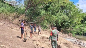 Babinsa Koramil 05/Waingapu Bersama Warga Gotong Royong Progres Pembangunan Jembatan Gantung Garuda