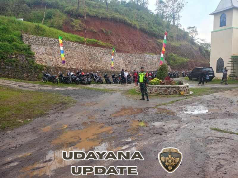 Babinsa Koramil 1630-03/Macang Pacar Amankan Perayaan Misa Kamis Putih di Kuwus