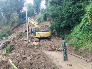 Babinsa dan Warga Gotong Royong Bersihkan Longsor, Akses Jalan Nangaba–Boafeo Kembali Terbuka