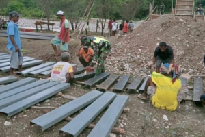 Gotong Royong Personel Kodim 1618/TTU dan Warga Cat Glagar Jembatan di Desa Kiuola