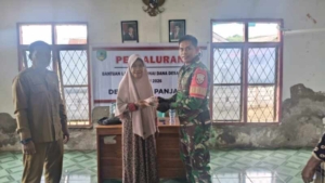 Babinsa Koramil 1630-01/Komodo Hadiri Penyaluran BLT Dana Desa di Pasir Panjang
