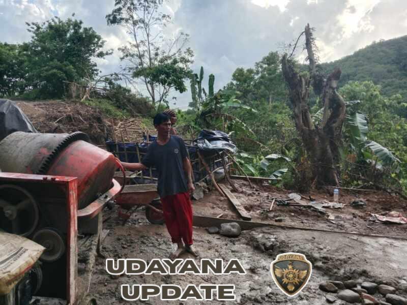 Babinsa Tabundung dan Warga Wanggabewa Gotong Royong Rabat Jalan Desa